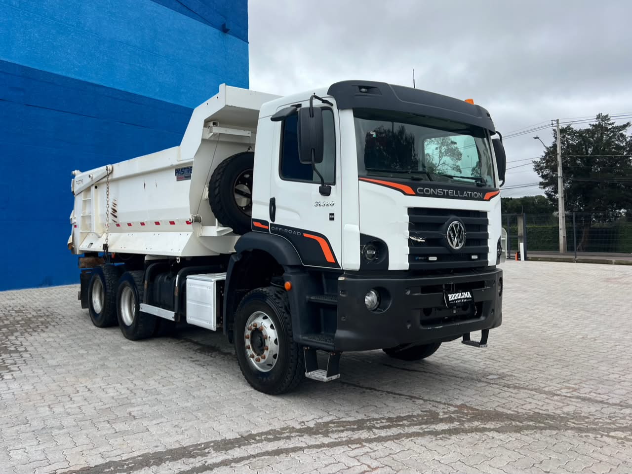 VOLKSWAGEN 31-320 Constellation 6x4 2p (diesel)(E6)
