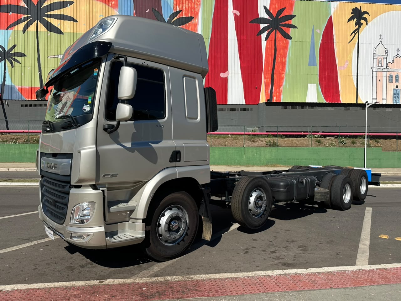 DAF CF FAC 310 8X2 Space Cab Aut (Die.)(E6) 2026 Prata, 54.000 km, R$ 580.000 - VIANA
