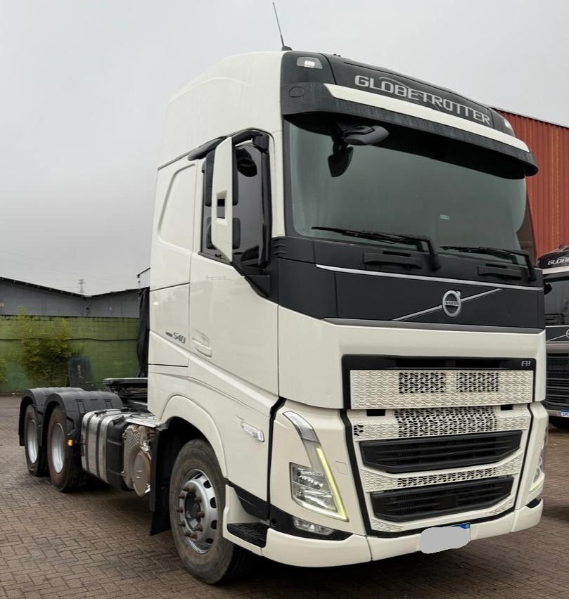 VOLVO FH-540 GLOBETROTTER 6X4 2p (diesel) (E6) 2023 Branco, 221.000 km, R$ 730.000 - LIMEIRA