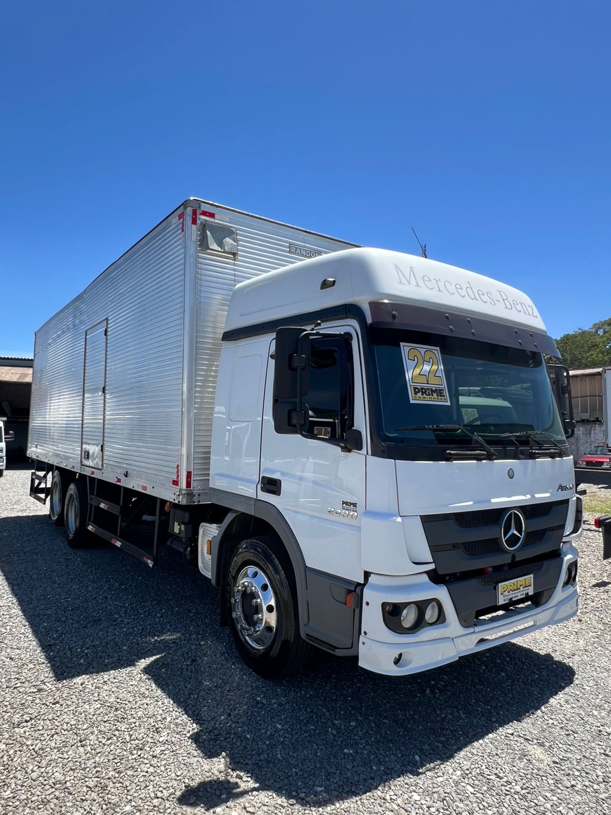 MERCEDES-BENZ Atego 2430 6x2 2p (diesel)(E5) 2022 Branco, 377.444 km, R$ 495.000 - GOIÂNIA